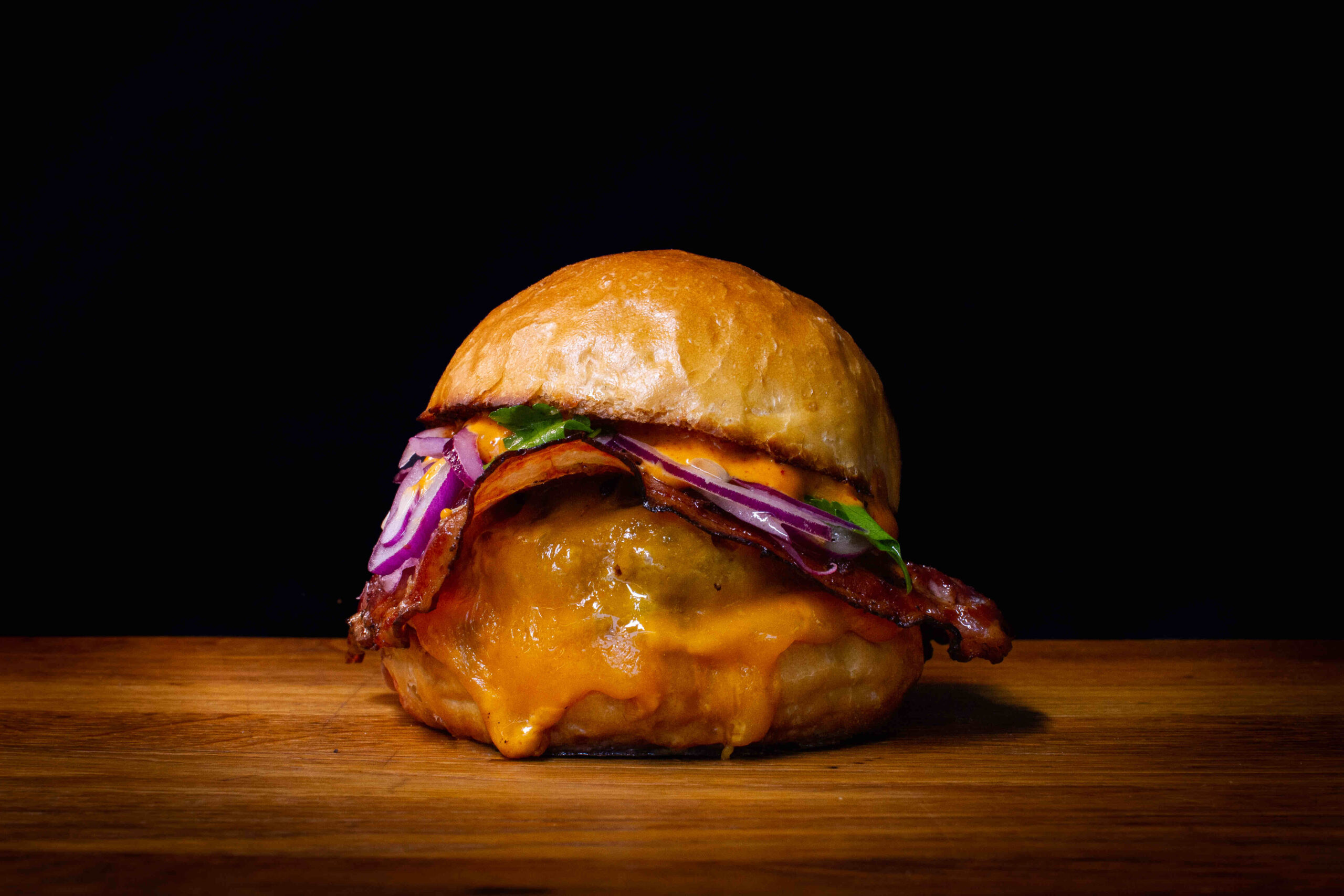 Šťavnatý, voňavý a prostě dokonalý – burger, který stojí za ochutnání