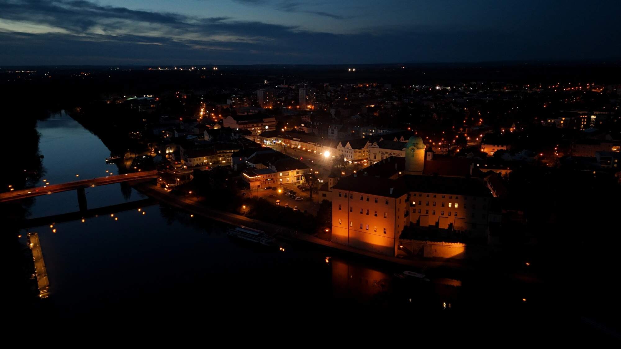 Z Nobles Apartments se noční Poděbrady mění v moře světel a klidu