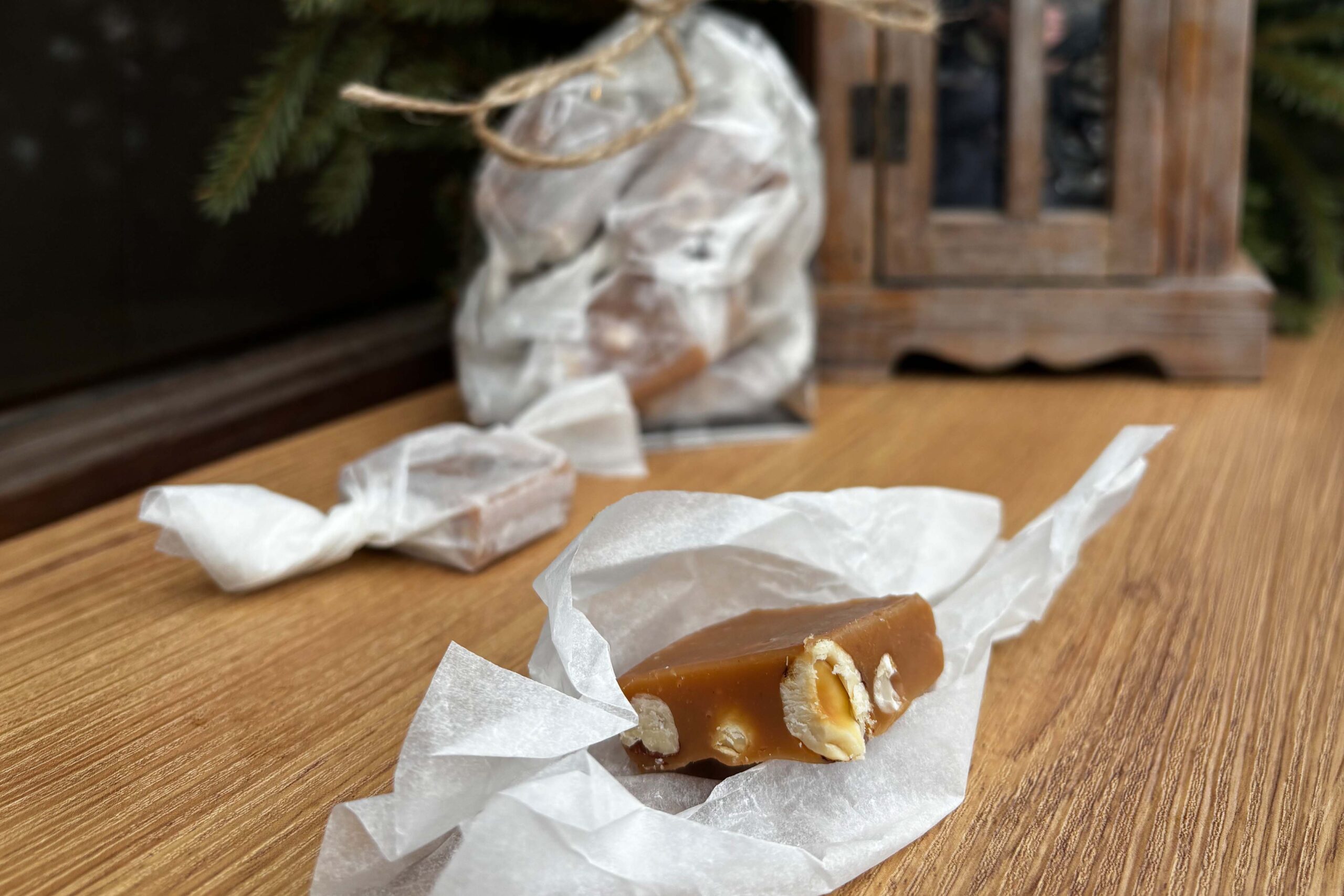 Karamel, který se mísí s opraženými lískovými ořechy – Vaškovy malé sladké zázraky