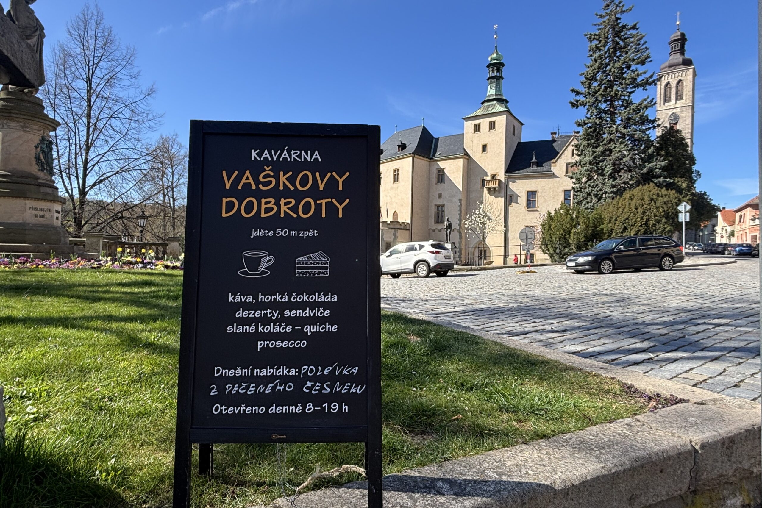 V těsném sousedství Vlašského dvora, kde historie šeptá o stříbrných groších, se nachází naše útulná kavárna