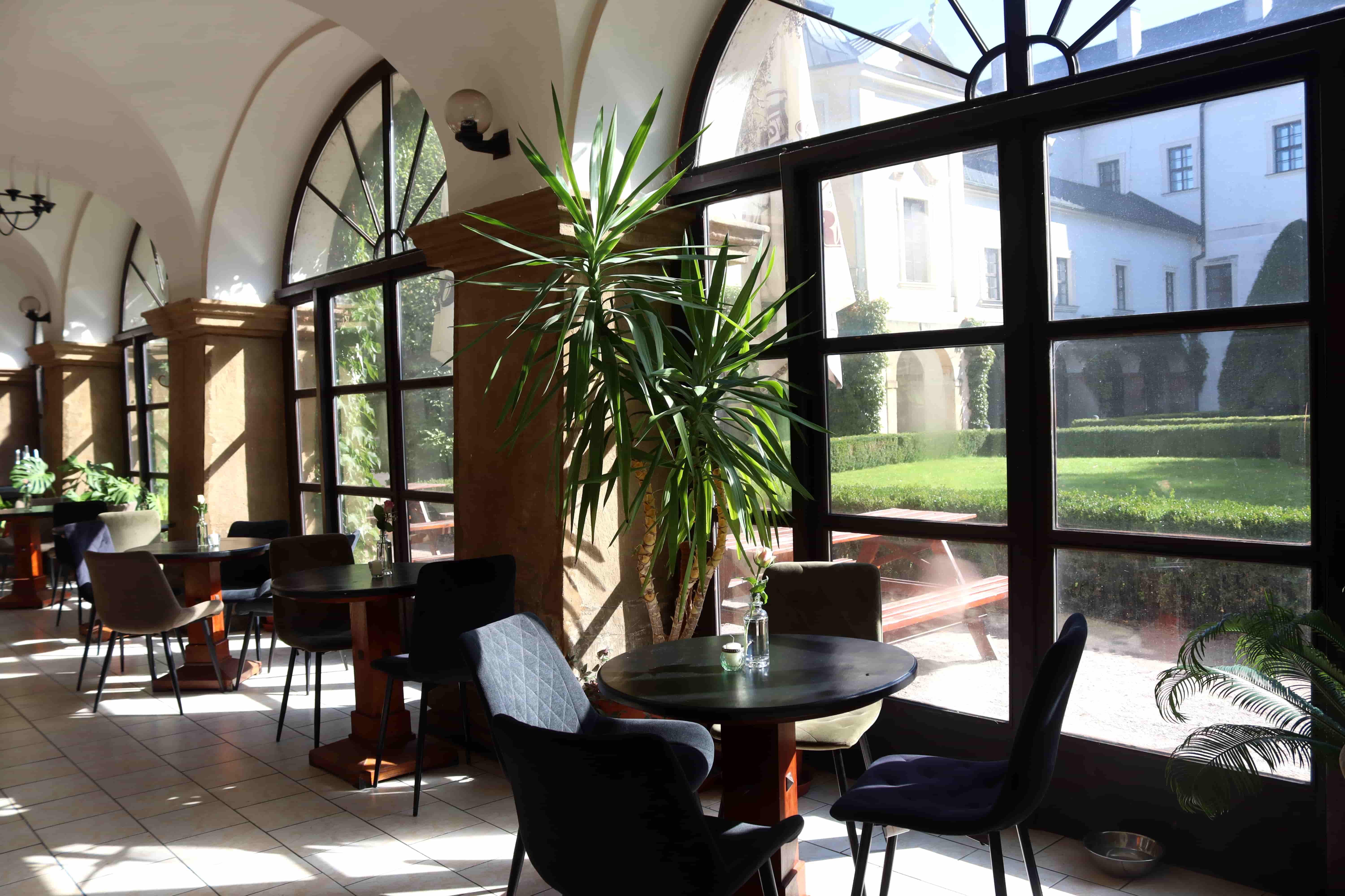 Zámek Letohrad – Historický interiér zámecké restaurace plný noblesy a přirozené atmosféry
